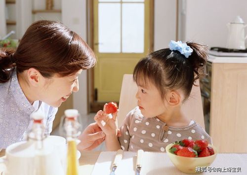 女儿被龙虾夹手哭着喊“妈妈抱抱”