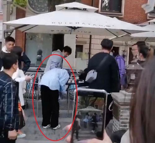 胖东来红内裤案当事人鞠躬道歉