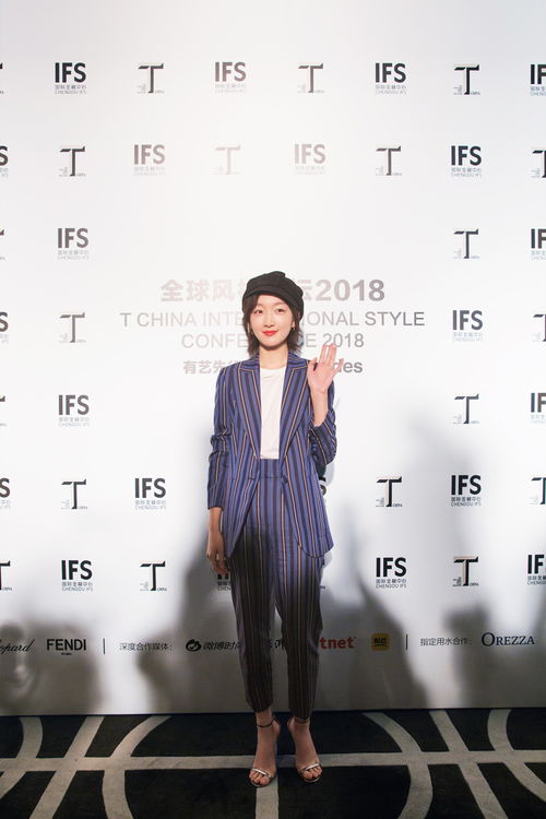 周深演唱会穿小黄鸭雨衣