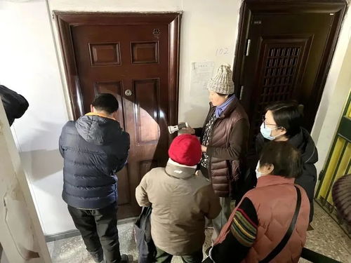 老人自制电梯上五楼 居委会回应