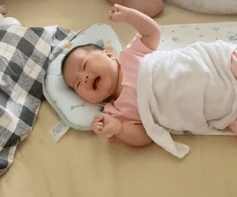 月嫂下户躲卧室抱着宝宝流泪